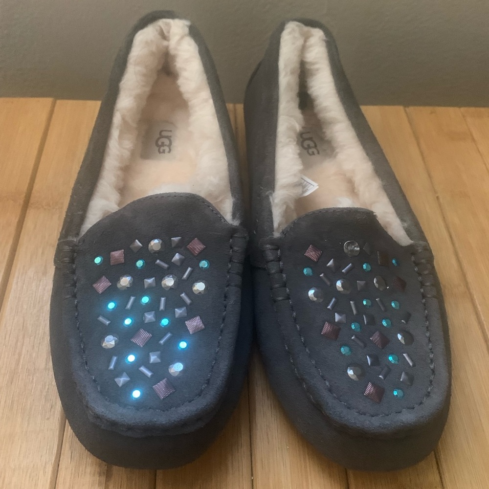 Women’s UGG Ansley Stud Suede slippers sz 7